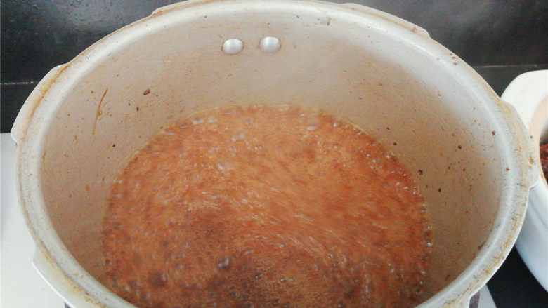 秘制炖肘子,炖至软烂后装盘，捞出香料，汤汁倒入锅中收汁，浇入盘中肘子上即可。