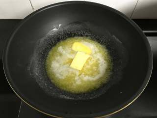花生牛轧糖,黄油放入不粘锅中小火融化。