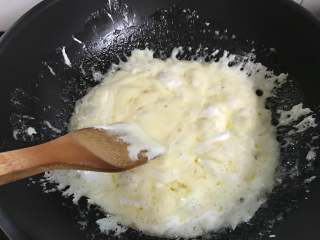 花生牛轧糖,开小火，用勺子不断搅拌让棉花糖充分融化。