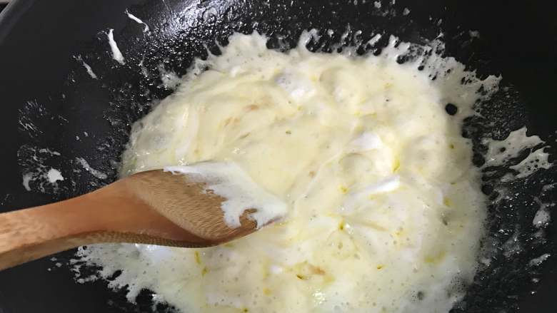 花生牛轧糖,开小火，用勺子不断搅拌让棉花糖充分融化。