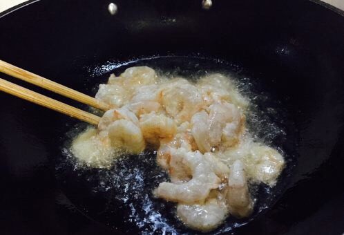 春节初二回娘家三鲜卤面四拌菜之三 清炒虾仁,用筷子轻轻滑动虾仁。