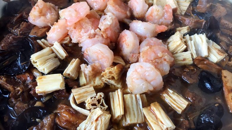 海鲜卤面,40分钟后放入另外一半的炒虾仁和腐竹，把它们煮开即可。