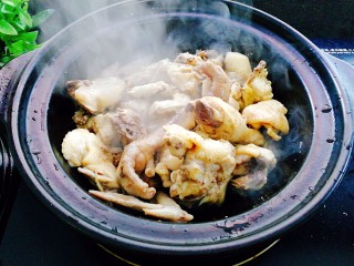 板栗烧鸡,将鸡中的水分煸干，表面微微发黄， 连同煸炒出来的油和鸡肉一起盛出备用