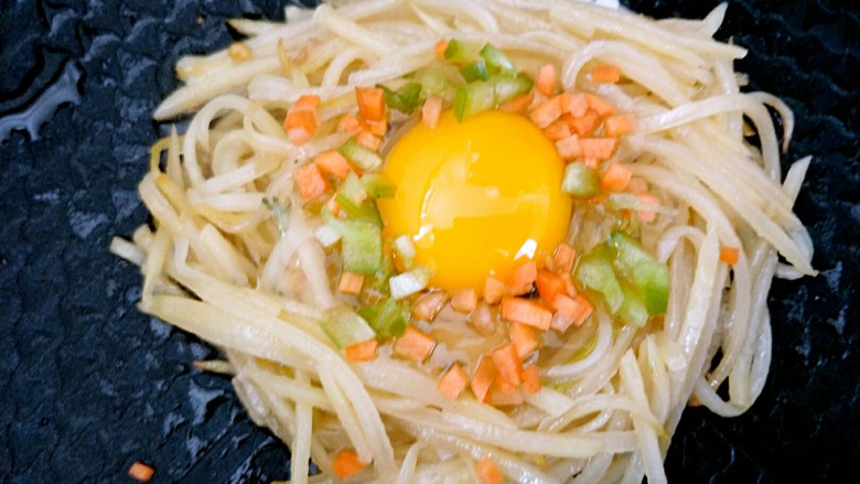 高颜值早餐之土豆缤纷鸡蛋巢,胡萝卜青椒粒撒在鸡蛋的表面