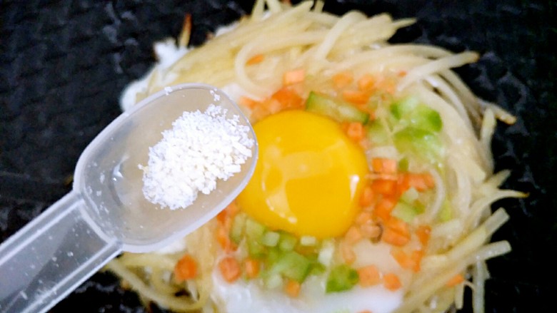 高颜值早餐之土豆缤纷鸡蛋巢,在鸡蛋表面撒上一点点盐