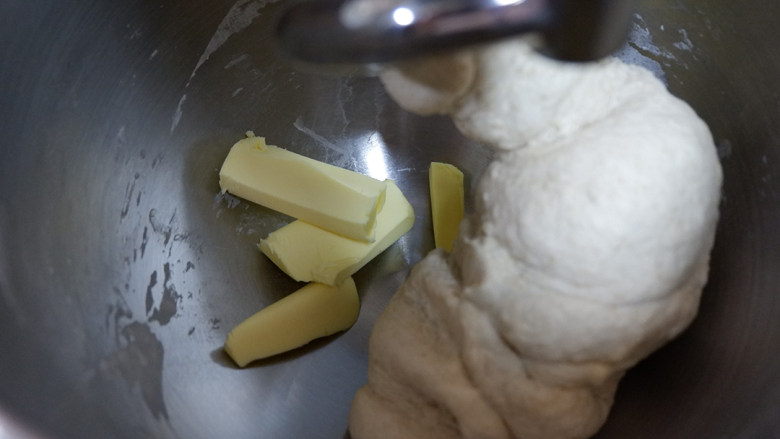 竹炭双色吐司,然后加入黄油揉至完全扩展状态。