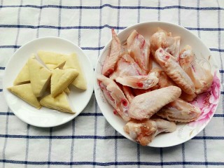 新春健康菜:红烧豆腐鸡翅,准备切好的豆腐和剁成三块的鸡翅