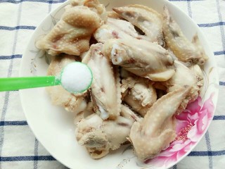 新春健康菜:红烧豆腐鸡翅,加入一勺盐