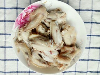 新春健康菜:红烧豆腐鸡翅,掉血水好的鸡翅装盘子