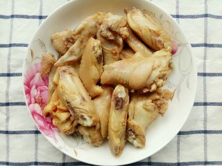新春健康菜:红烧豆腐鸡翅,将加入的盐酱油搅拌均匀腌制半个钟