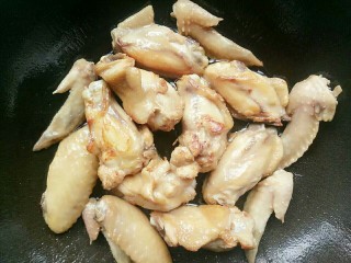 新春健康菜:红烧豆腐鸡翅,最后放入鸡尾煎两面金黄