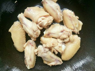 新春健康菜:红烧豆腐鸡翅,鸡翅的中间和腿先放入锅里煎