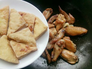 新春健康菜:红烧豆腐鸡翅,再倒入煎好的豆腐