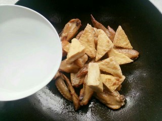 新春健康菜:红烧豆腐鸡翅,然后加入水