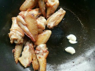 新春健康菜:红烧豆腐鸡翅,煎好的鸡翅放边放入蒜头煎一下