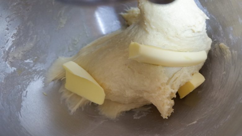 基础吐司,然后加入黄油揉至完全扩展状态。