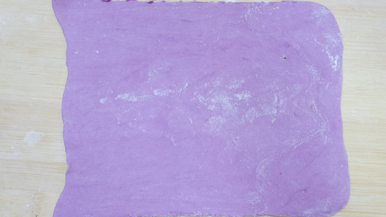 紫薯花卷,取出紫色面团擀成长方形面片