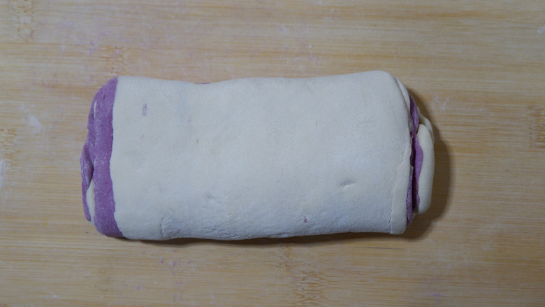紫薯花卷,从一侧像另一次叠卷起来