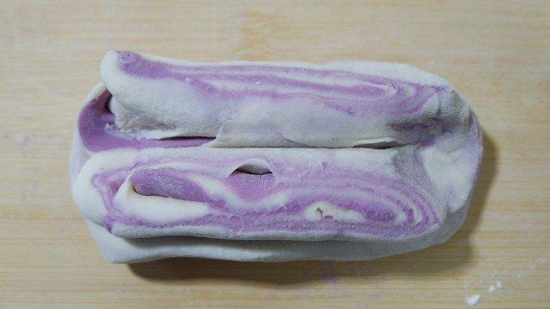 紫薯花卷,将两头拽长一点
