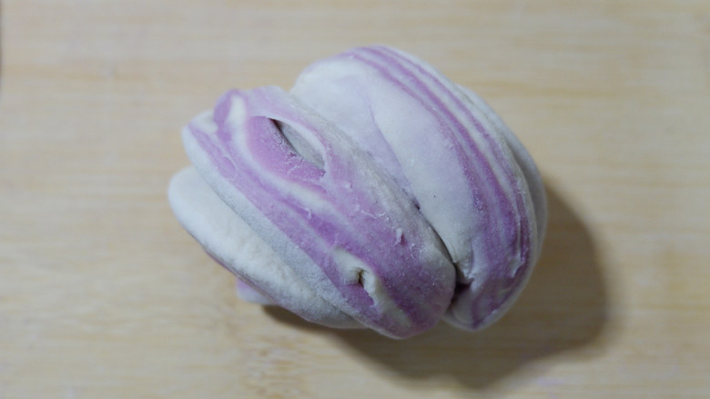 紫薯花卷,向相反的方向旋转90度，然后底部捏紧