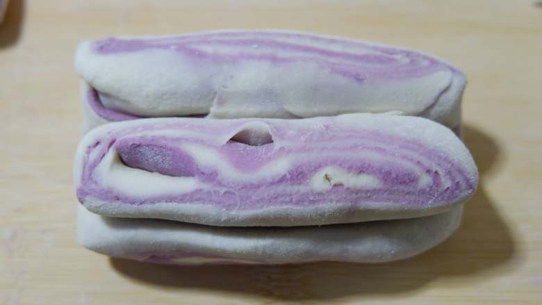 紫薯花卷,用筷子从中间压下去
