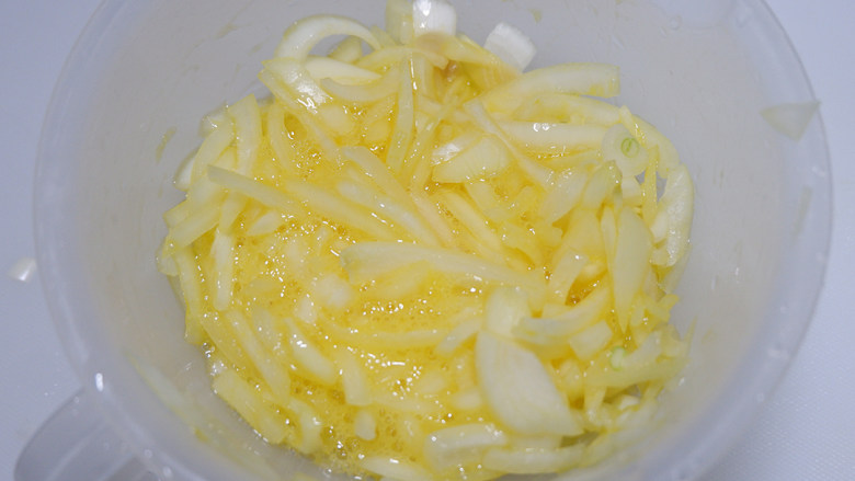 小白也能轻松搞定的洋葱炒蛋,搅拌均匀。