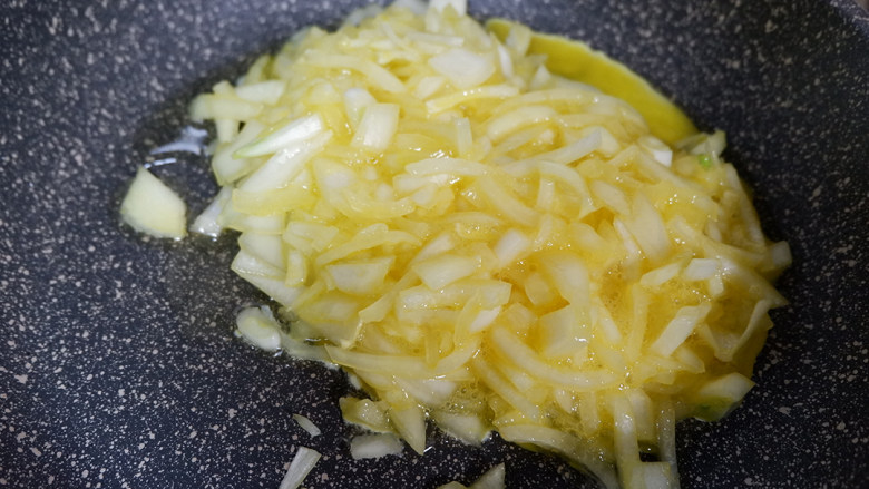小白也能轻松搞定的洋葱炒蛋,将洋葱鸡蛋倒入。翻炒至蛋液凝固即可