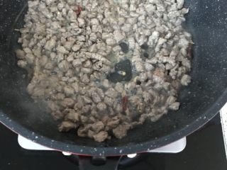 小炒黄牛肉,两三分钟后肉丁里的水就会炒出来，不要停继续翻炒