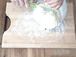 3分钟淡奶油司康,砧板上撒适量面粉防粘，转移出面团。