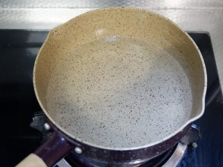 尖椒金针菇,锅中烧开水