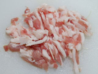 尖椒金针菇,猪肉切丝。