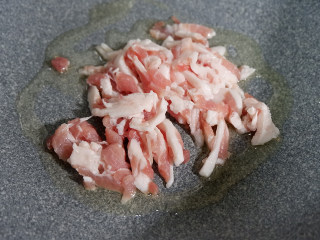尖椒金针菇,下入肉末炒至断生发白。