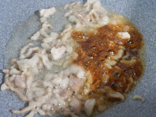 尖椒金针菇,加入生抽，翻炒至肉丝上色。