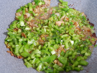 尖椒金针菇,加入尖椒炒至见软。