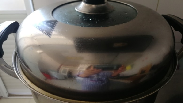 招牌年菜_糯米肉丸子,盖锅盖开大火，开锅后关中火蒸40分钟。
