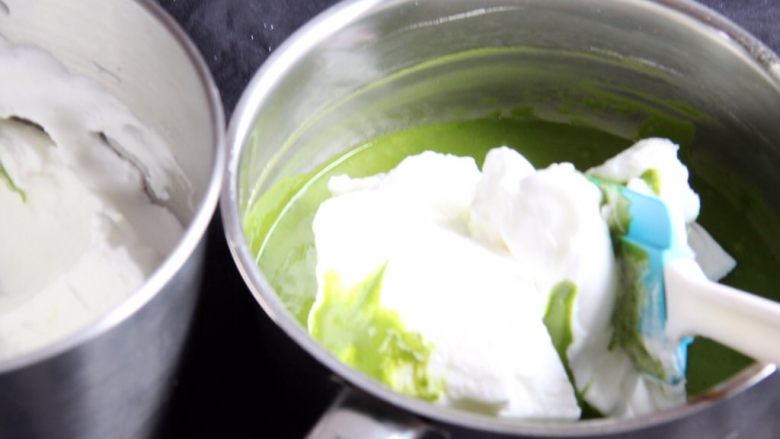 抹茶戚风蛋糕,取三分之一的蛋白进蛋黄糊中翻拌。