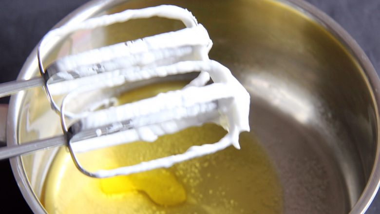 抹茶戚风蛋糕,打蛋头也不用清洗直接打匀至油水混合。