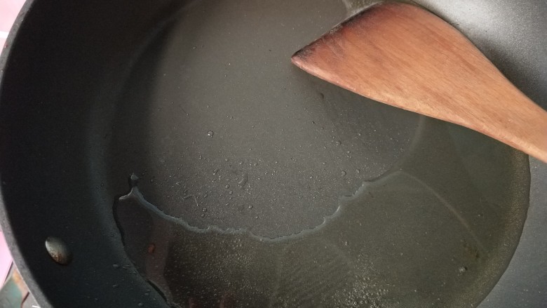 自制饺子蘸料（附辣椒油的制作方法）,锅内放油，烧热。