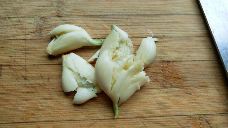 自制饺子蘸料（附辣椒油的制作方法）,大蒜用刀背拍扁。