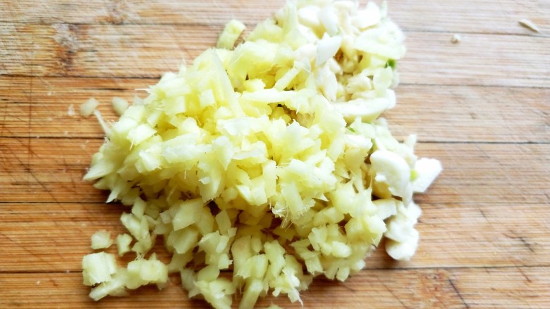 自制饺子蘸料（附辣椒油的制作方法）,大蒜和生姜切丁。