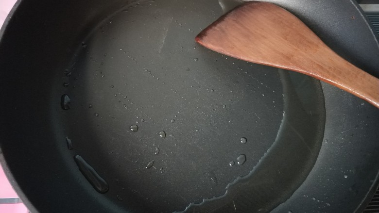 自制饺子蘸料（附辣椒油的制作方法）,锅内放油，不要放太多。