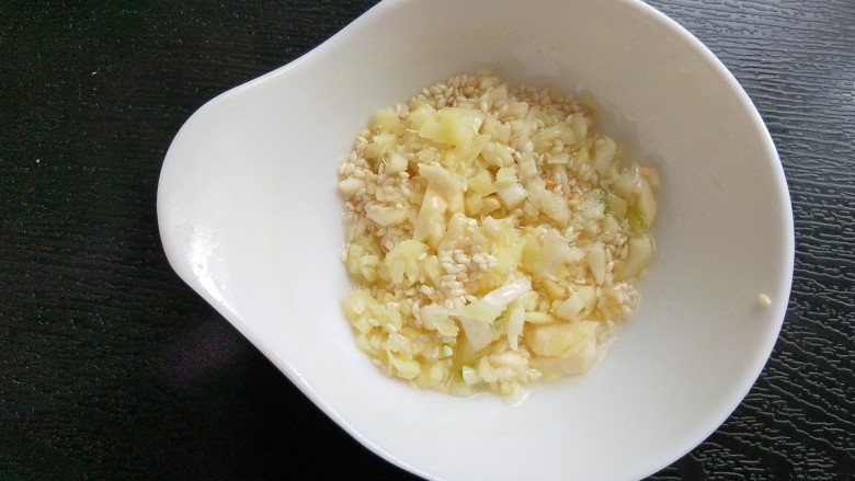 自制饺子蘸料（附辣椒油的制作方法）,油烧至微微冒烟，倒入碗中。