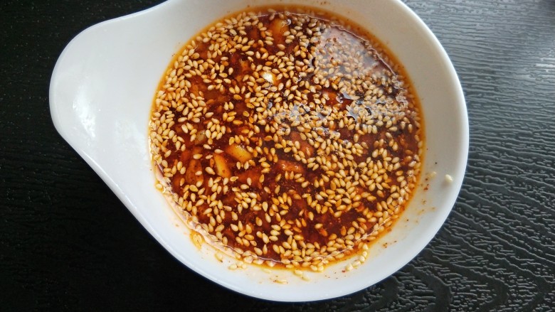 自制饺子蘸料（附辣椒油的制作方法）,放两勺辣椒油，搅拌均匀。