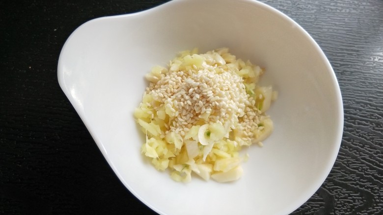 自制饺子蘸料（附辣椒油的制作方法）,放入碗中，再放一勺芝麻。