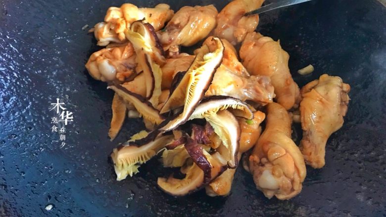 香菇焖鸡翅根,加入香菇炒香。