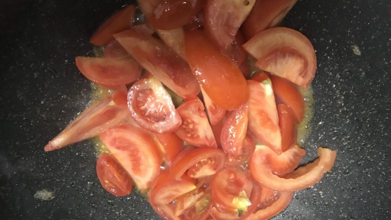 家常菜：西红柿炒鸡蛋,锅烧热…油加热…西红柿倒进去，翻炒2下…立马把火关小～加入糖继续翻炒…锅盖焖～让西红柿本身的汤汁逼出来…然后加盐巴…加蒜根…继续翻炒…