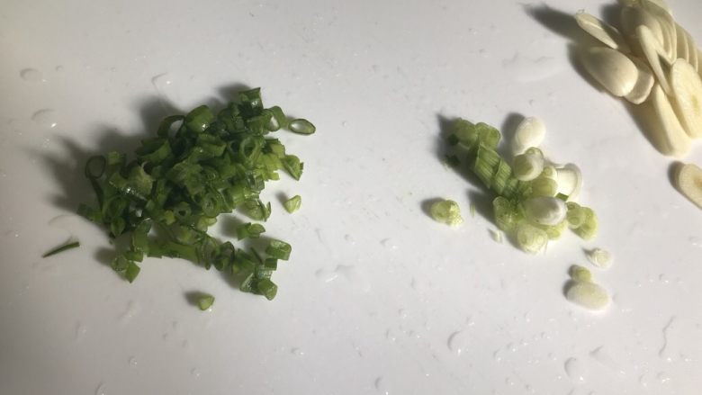 椒盐狼牙土豆条,葱切碎 葱白和叶分开放 蒜切薄片