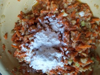 家常菜~胡萝卜丸子,再放入馒头碎，放入淀粉，搅拌均匀。