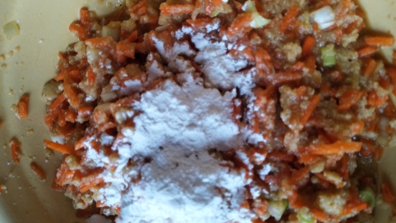 家常菜~胡萝卜丸子,再放入馒头碎，放入淀粉，搅拌均匀。