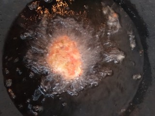 家常菜~胡萝卜丸子,放入油锅炸。